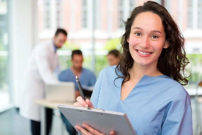 salem-health-nurse-smiling-with-iPad-in-labs