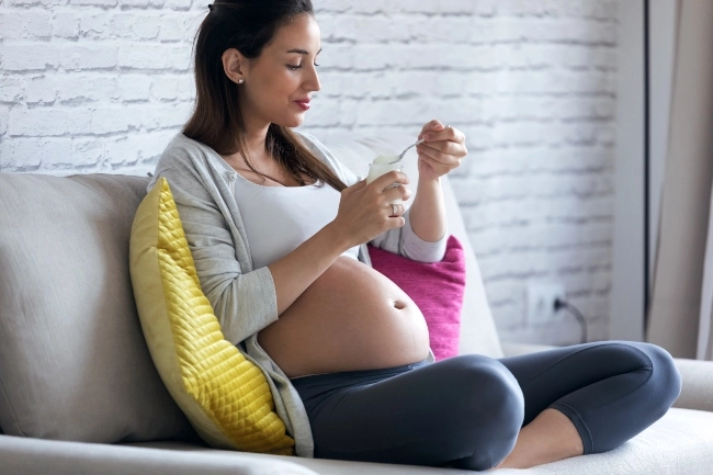Pregnant woman with diabetes eating food