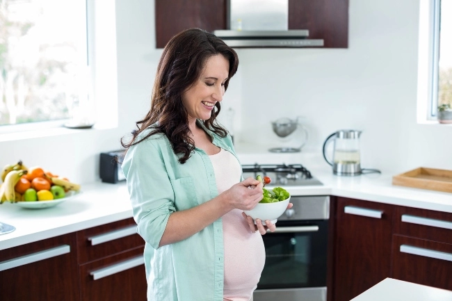Pregnant woman eating healthy