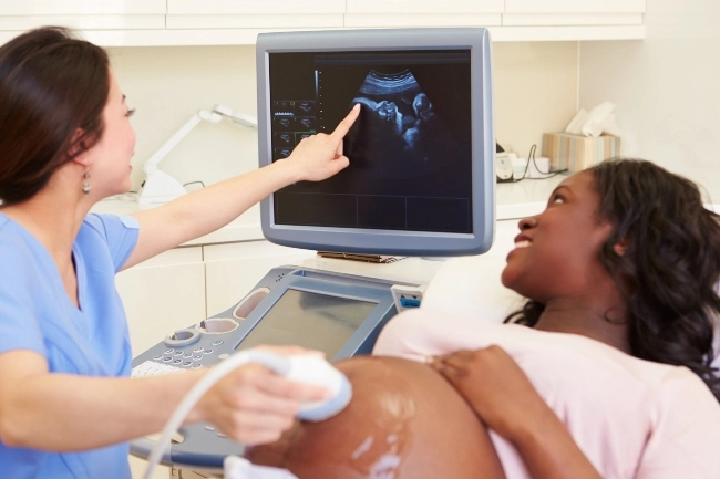 Pregnant woman ultrasound 22