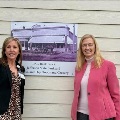 Maggie Hudson y Cheryl Nester Wolfe frente al histórico Jefferson State Bank