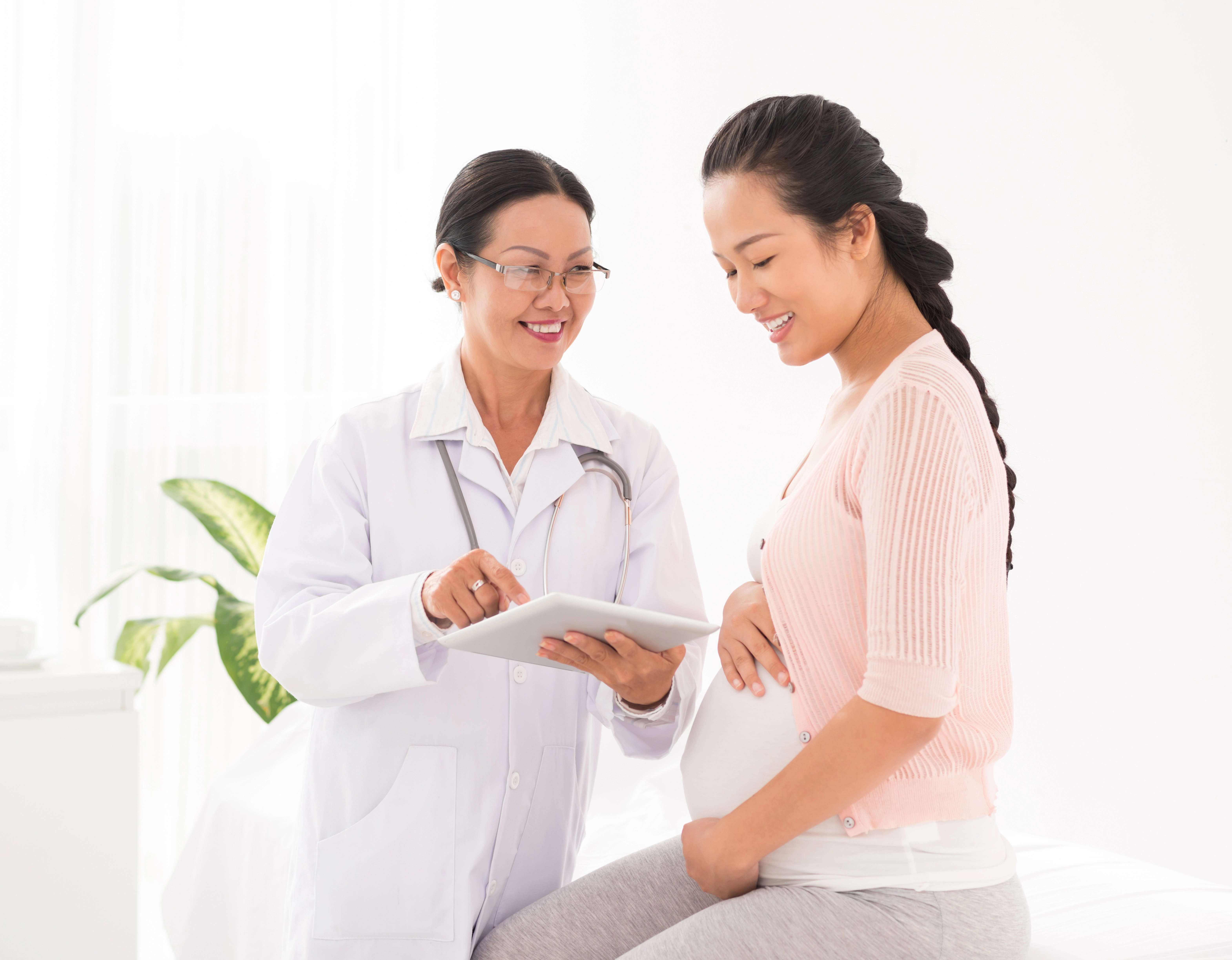 doctor with pregnant woman