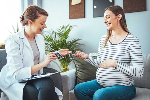 Pregnant patient meeting with midwife.